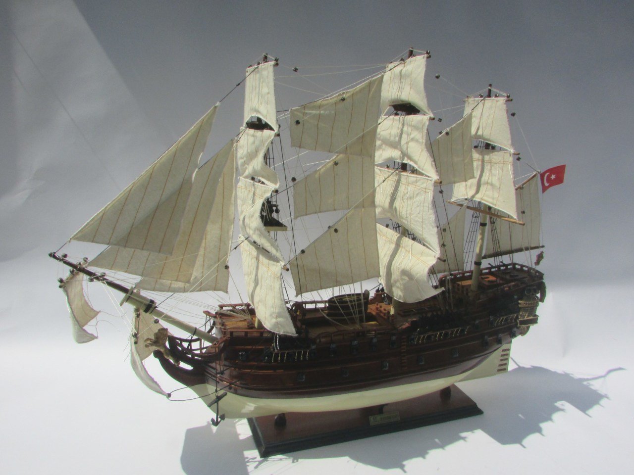 Misiny-Bon Homme Richard Gemi Maketi Misiny-Bon Homme Richard Gemi Maketi